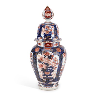 Lot 122 - A JAPANESE IMARI VASE AND COVER, 19TH CENTURY