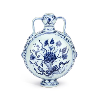 Lot 129 - A CHINESE BLUE AND WHITE TWIN-HANDLED MOON FLASK