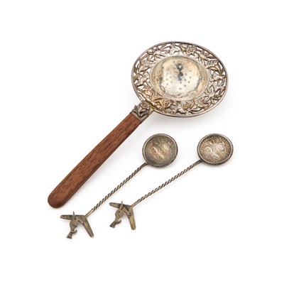 Lot 186 - A CHINESE SILVER TEA STRAINER TOGETHER WITH TWO AUSTRALIAN STERLING SILVER COIN SPOONS