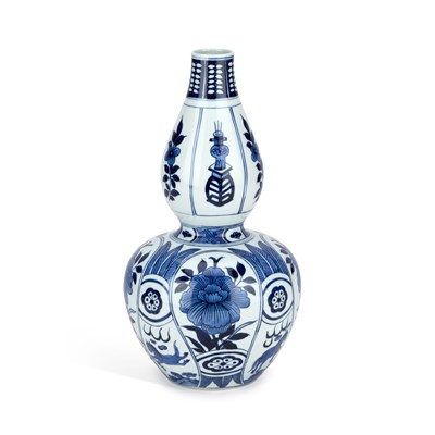 Lot 175 - A CHINESE BLUE AND WHITE GOURD VASE