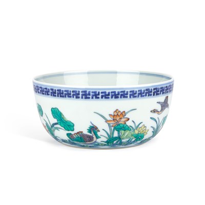 Lot 162 - A CHINESE DOUCAI BOWL