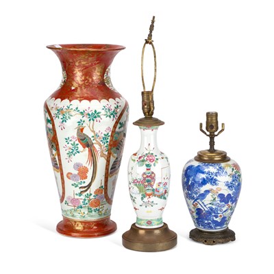 Lot 174 - A CHINESE FAMILLE ROSE PORCELAIN TABLE LAMP TOGETHER WITH A LARGE JAPANESE PORCELAIN VASE AND A JAPANESE PORCELAIN TABLE LAMP