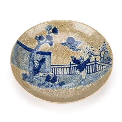 Lot 134 - A CHINESE BLUE AND WHITE CRACKLE GLAZED DISH