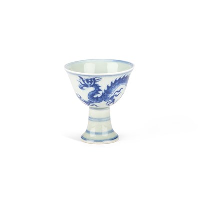 Lot 157 - A CHINESE BLUE AND WHITE PORCELAIN STEM CUP