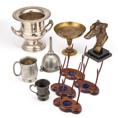 Lot 291 - A GROUP OF ITEMS