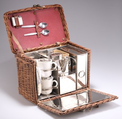 Lot 201 - AN EARLY 20TH CENTURY TWO PERSON PICNIC SET