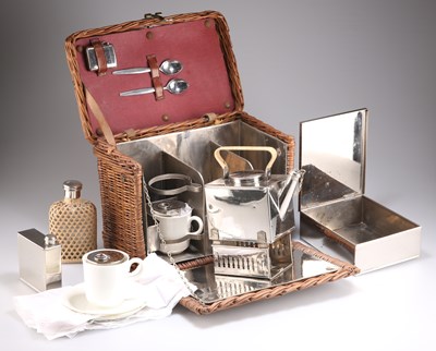 Lot 201 - AN EARLY 20TH CENTURY TWO PERSON PICNIC SET