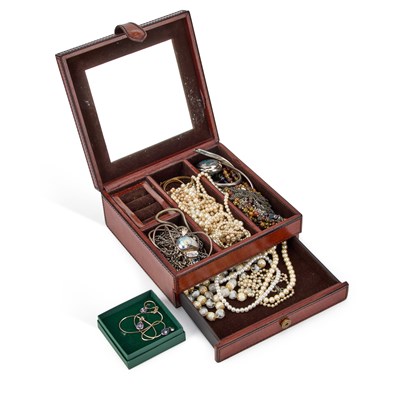 Lot 658 - A QUANTITY OF COSTUME JEWELLERY IN A LEATHER JEWELLERY CASE