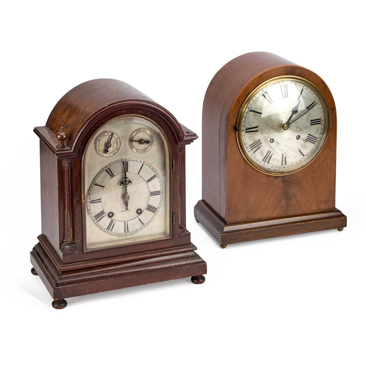 Lot 983 - AN EARLY 20TH CENTURY WALNUT MANTEL CLOCK