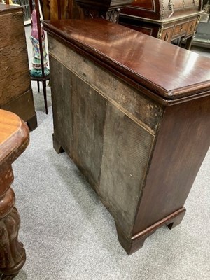Lot 1115 - AN 18TH CENTURY MAHOGANY BACHELOR'S CHEST
