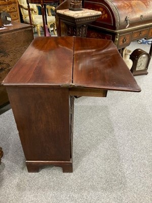 Lot 1115 - AN 18TH CENTURY MAHOGANY BACHELOR'S CHEST
