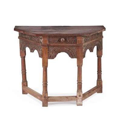 Lot 1047 - AN OAK CREDENCE TABLE