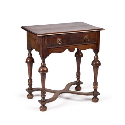 Lot 1089 - A WILLIAM AND MARY STYLE OAK SIDE TABLE