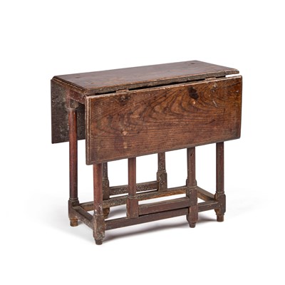 Lot 1094 - A SMALL OAK GATELEG TABLE