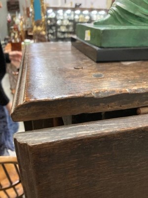 Lot 1094 - A SMALL OAK GATELEG TABLE