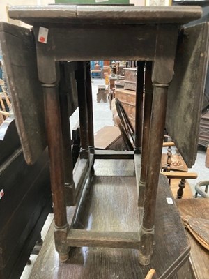 Lot 1094 - A SMALL OAK GATELEG TABLE