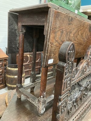 Lot 1094 - A SMALL OAK GATELEG TABLE