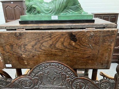 Lot 1094 - A SMALL OAK GATELEG TABLE