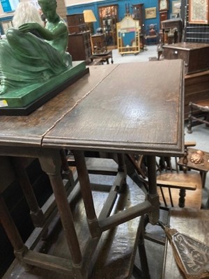 Lot 1094 - A SMALL OAK GATELEG TABLE