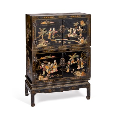 Lot 1124 - AN EARLY 20TH CENTURY CHINESE LACQUER CABINET