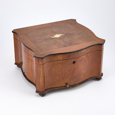 Lot 909 - A LATE 19TH CENTURY WALNUT CASED DISC POLYPHON