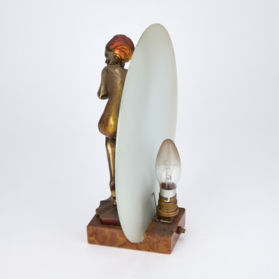 Lot 949 - AN ART DECO STYLE PATINATED METAL FIGURAL TABLE LAMP