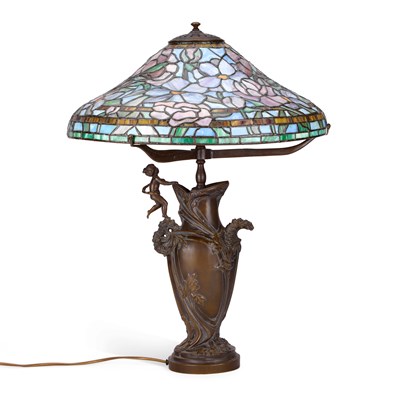 Lot 931 - A TIFFANY STYLE BRONZE TABLE LAMP WITH A LEADED AND STAINED GLASS SHADE