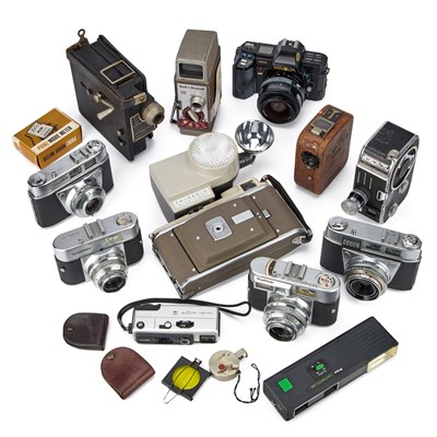 Lot 900 - A GROUP OF ANTIQUE AND VINTAGE CAMERAS AND CINE CAMERAS