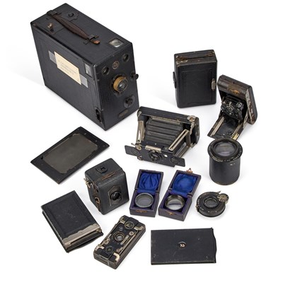 Lot 907 - A GROUP OF ANTIQUE AND VINTAGE CAMERAS