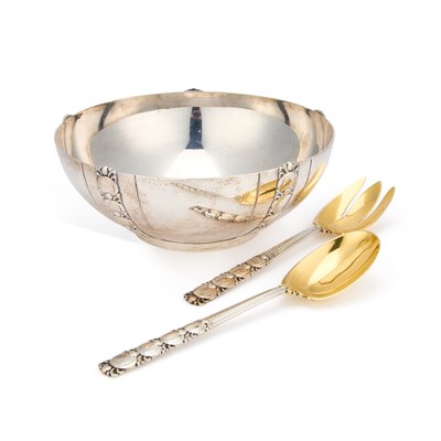 Lot 248 - TIFFANY & CO: AN AMERICAN STERLING SILVER SALAD BOWL AND A PAIR OF SERVERS