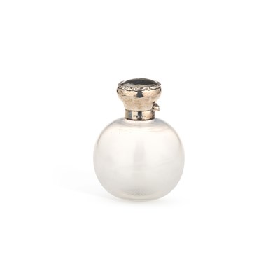 Lot 446 - A GEORGE V SILVER-TOPPED GLASS SCENT BOTTLE