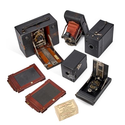 Lot 905 - A GROUP OF ANTIQUE AND VINTAGE KODAK CAMERAS