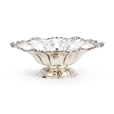 Lot 451 - AN EDWARDIAN SILVER BASKET