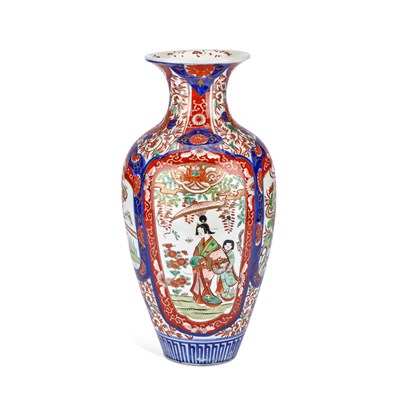 Lot 214 - A LARGE JAPANESE IMARI VASE