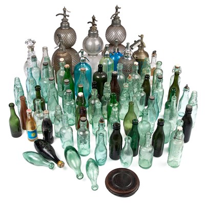 Lot 80 - A LARGE COLLECTION OF SODA SYPHONS AND BOTTLES