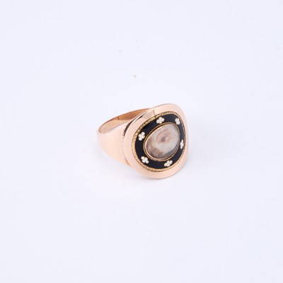 Lot 339 - AN EARLY 19TH CENTURY LOVER'S EYE PORTRAIT MINIATURE ENAMEL MOURNING RING