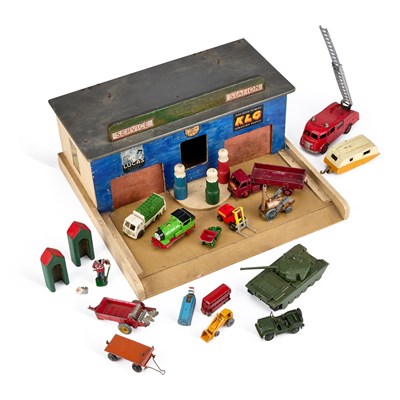 Lot 11 - A VINTAGE TRI-ANG SERVICE STATION AND A COLLECTION OF MODEL VEHICLES INCLUDING DINKY