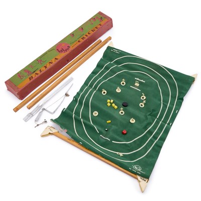 Lot 27 - A VINTAGE BALYNA DISCBAT CRICKET GAME