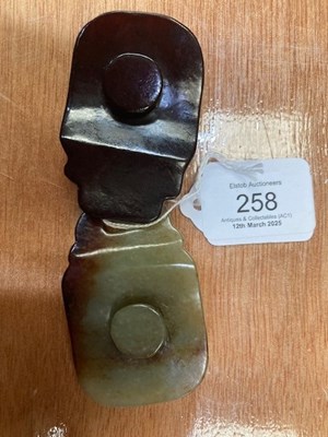 Lot 258 - A CHINESE CARVED JADE BELT BUCKLE