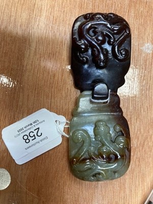 Lot 258 - A CHINESE CARVED JADE BELT BUCKLE