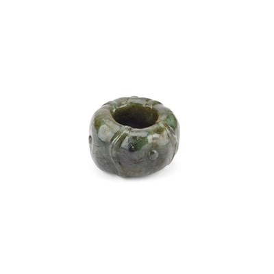 Lot 259 - A CHINESE CARVED JADE THUMB RING