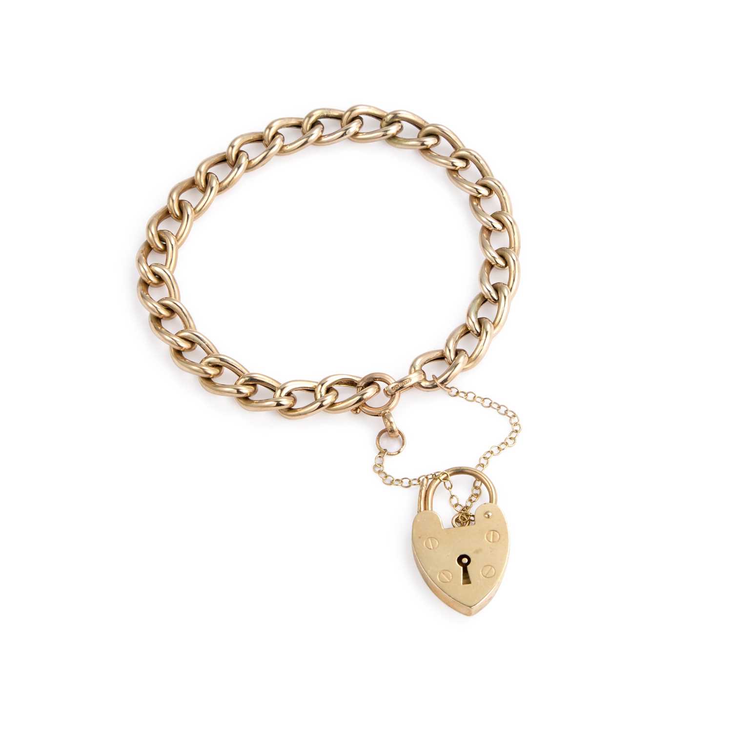 Lot 911 - A 9 CARAT GOLD CURB LINK BRACELET WITH A HEART LOCKET CLASP