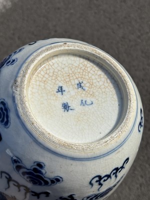 Lot 206 - A CHINESE BLUE AND WHITE PORCELAIN 'DRAGON' VASE