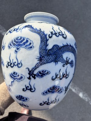 Lot 206 - A CHINESE BLUE AND WHITE PORCELAIN 'DRAGON' VASE