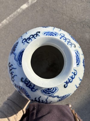 Lot 206 - A CHINESE BLUE AND WHITE PORCELAIN 'DRAGON' VASE