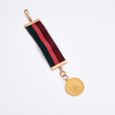 Lot 1008 - A 15 CARAT GOLD BOXING MEDALLION ON A 9 CARAT GOLD-MOUNTED RIBBON