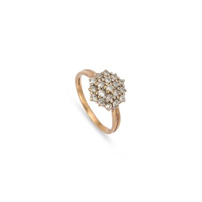 Lot A 9 CARAT GOLD DIAMOND CLUSTER RING