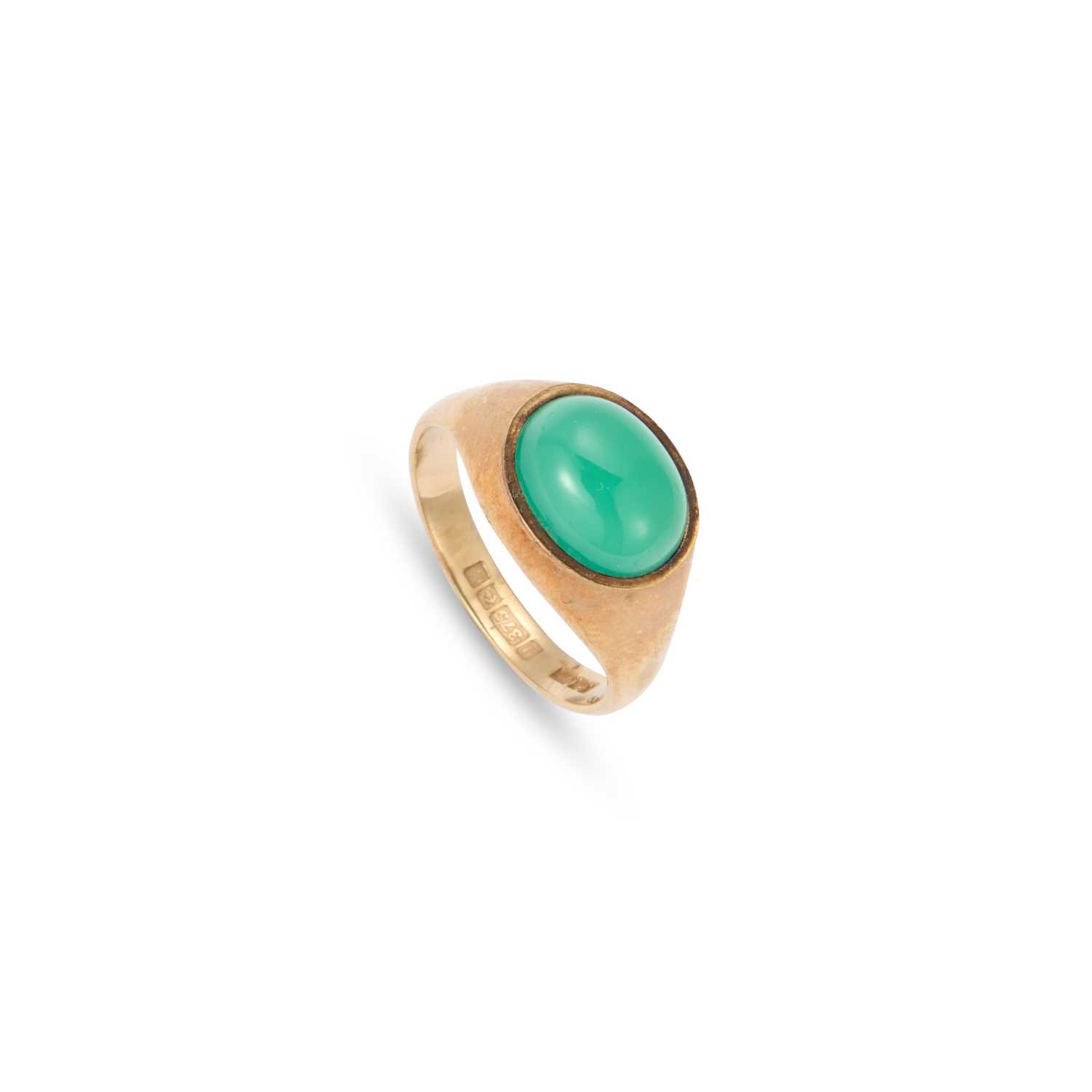 Lot 1043 - A 9 CARAT GOLD SOLITAIRE CABOCHON