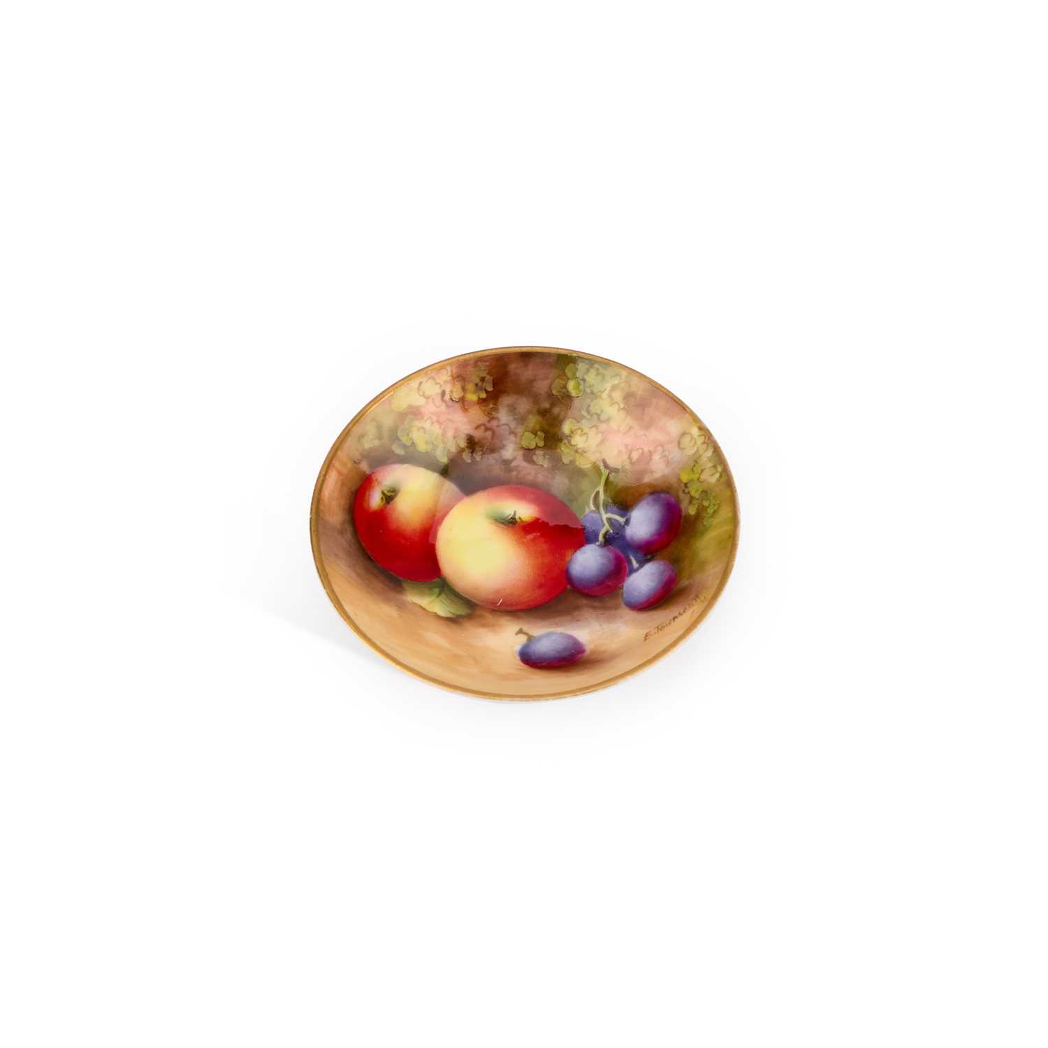 Lot 155 - A SMALL ROYAL WORCESTER FRUIT PAINTED DISH