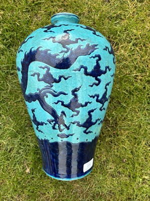 Lot 226 - A LARGE CHINESE TURQUOISE-GROUND 'DRAGON' VASE, MEIPING
